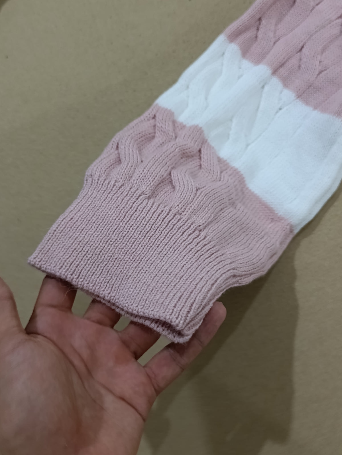 Mira V yaka çizgili triko kazak — pembe-beyaz saç örgüsü ve ribana kol ağzı yakın planı